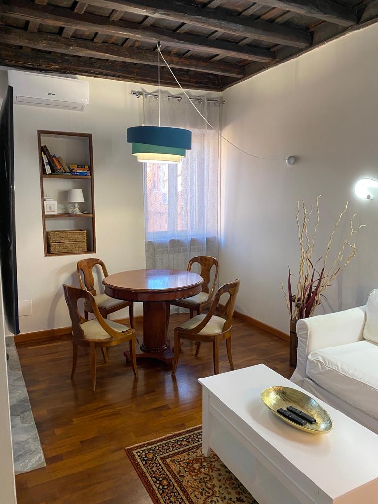 Ristrutturazione appartamento Roma Trastevere - pavimento in legno restaurato e soffitto originale.