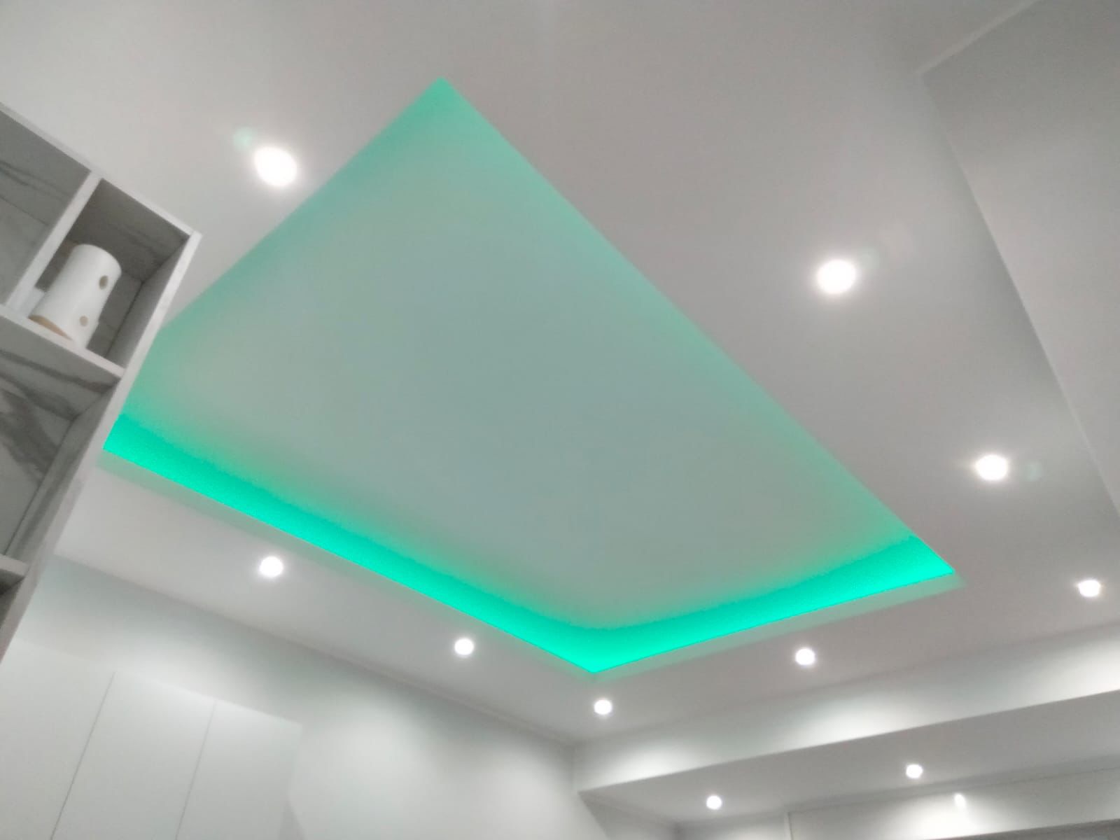 Controsoffitto in cartongesso con illuminazione a led realizzato nella ristrutturazione di un appartamento a Roma magliana