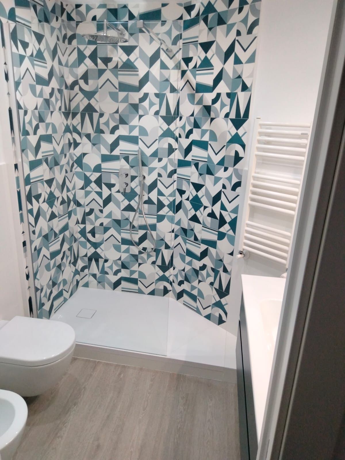 Bagno ristrutturato con piastrelle moderne e finiture eleganti a Roma Magliana