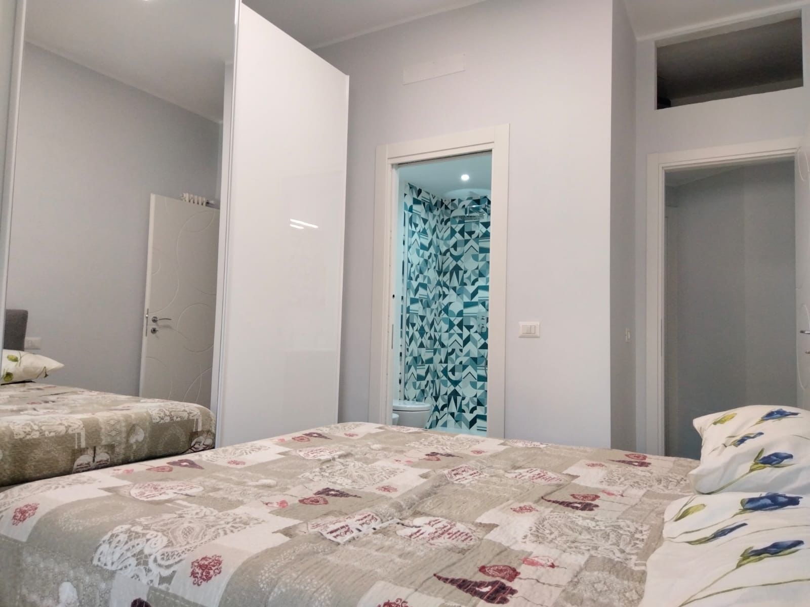 Camera da letto rinnovata a Roma Magliana con nuovi pavimenti e armadi a muro in cartongesso.
