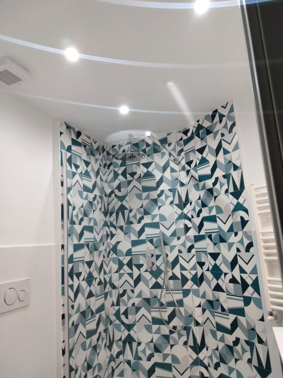 Bagno ristrutturato a Roma Magliana con doccia a filo pavimento e piastrelle moderne, rifiniture eleganti.