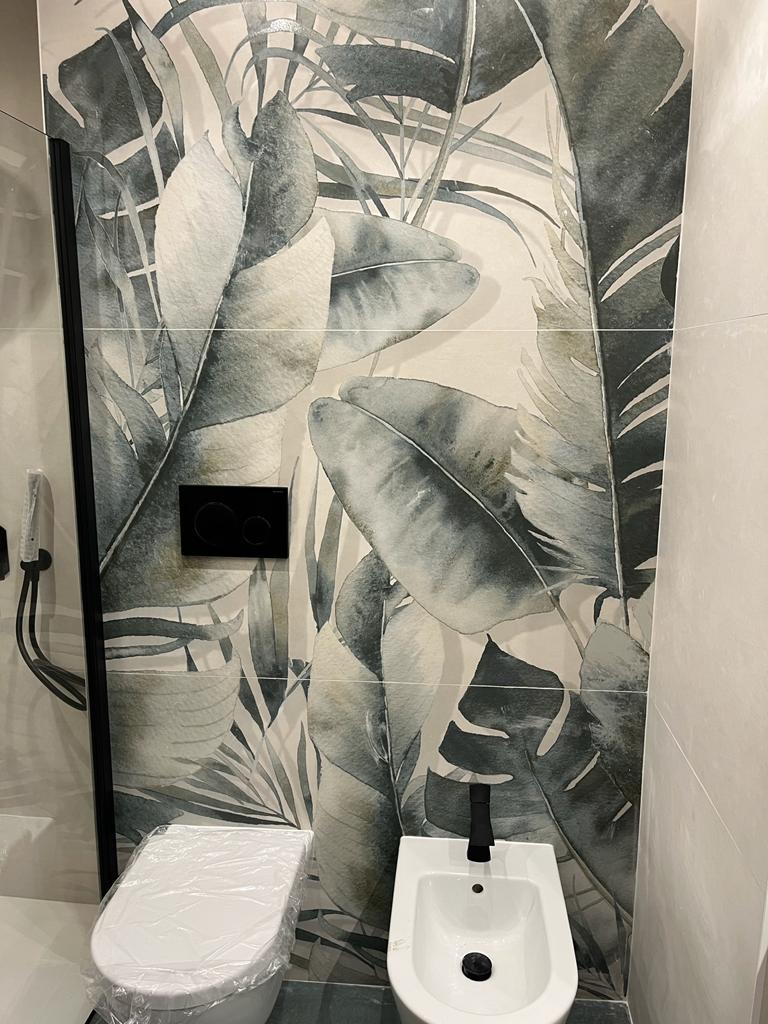 Dettaglio delle piastrelle eleganti e resistenti scelte per il bagno ristrutturato a Roma EUR.