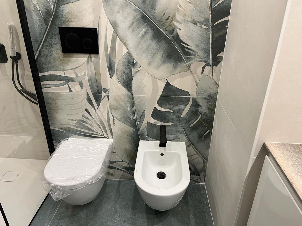 Sanitari moderni e di alta qualità utilizzati nella ristrutturazione del bagno a Roma EUR