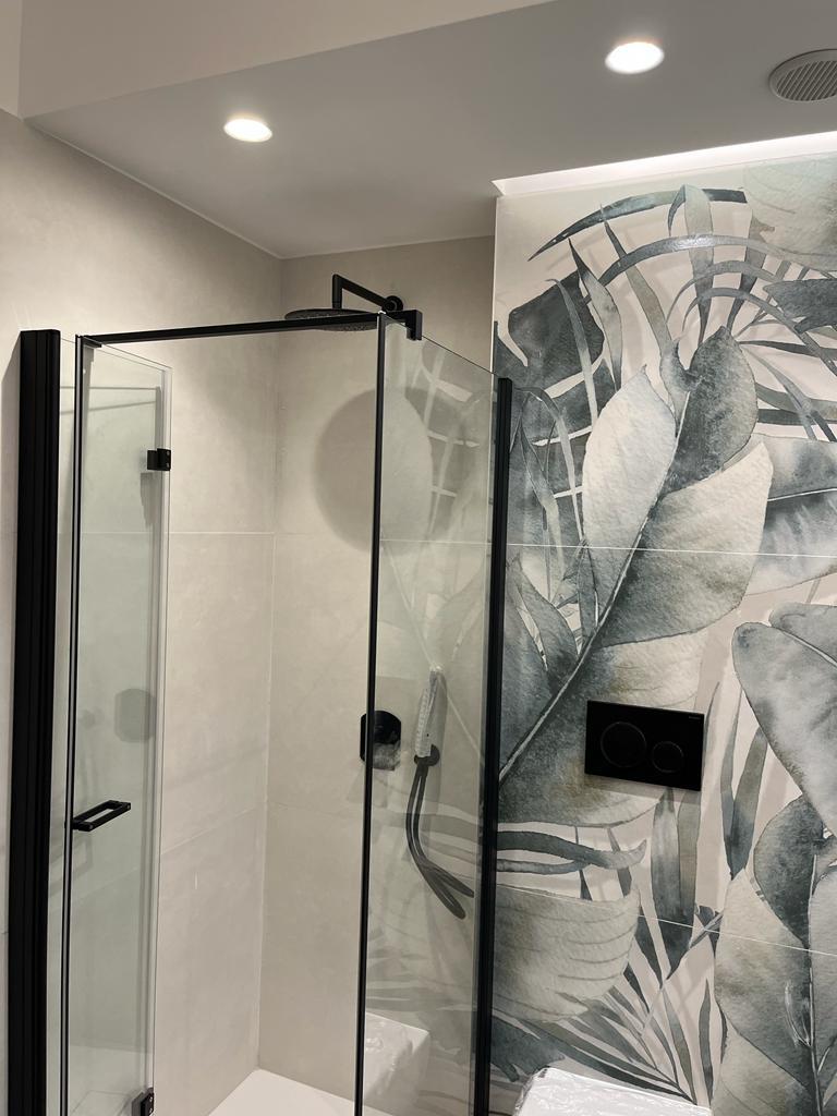 Bagno ristrutturato a Roma Eur con dettagli di design e materiali di alta qualità