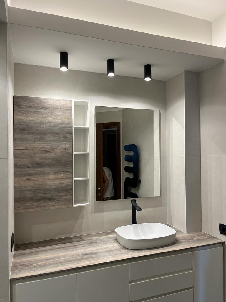 Bagno ristrutturato a Roma EUR con lavandino elegante e specchio a parete per un look moderno.