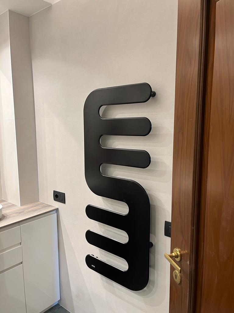 Bagno a Roma Eur con storage integrato e design minimalista