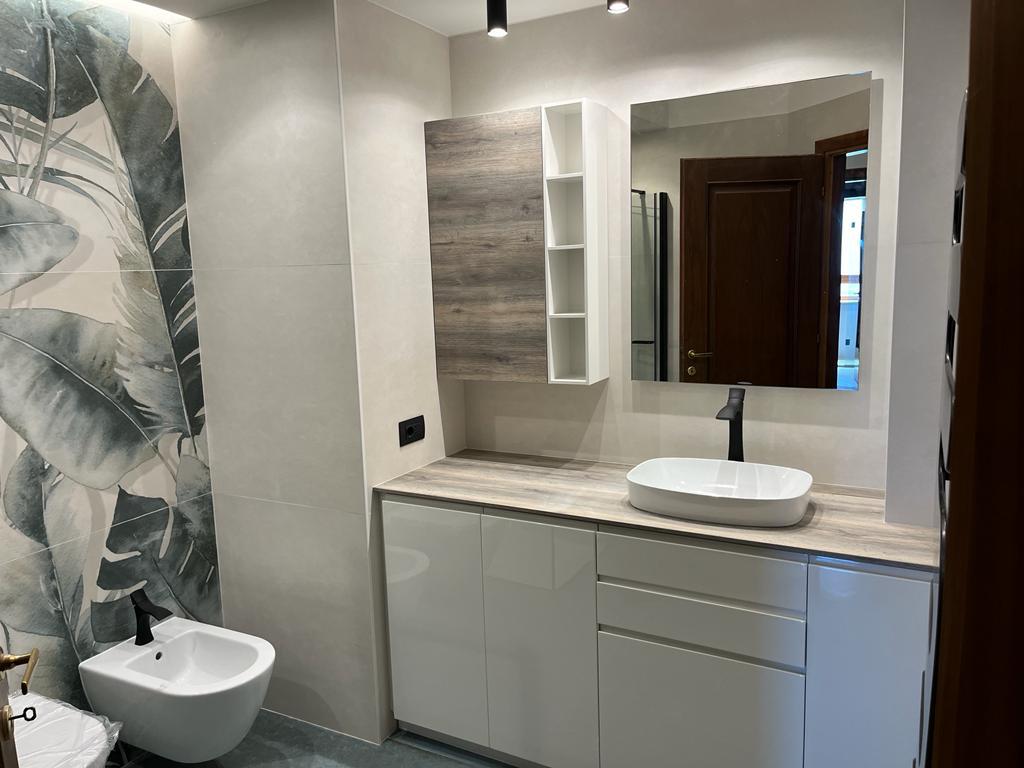 Dettaglio delle piastrelle eleganti e resistenti scelte per il bagno ristrutturato a Roma EUR.