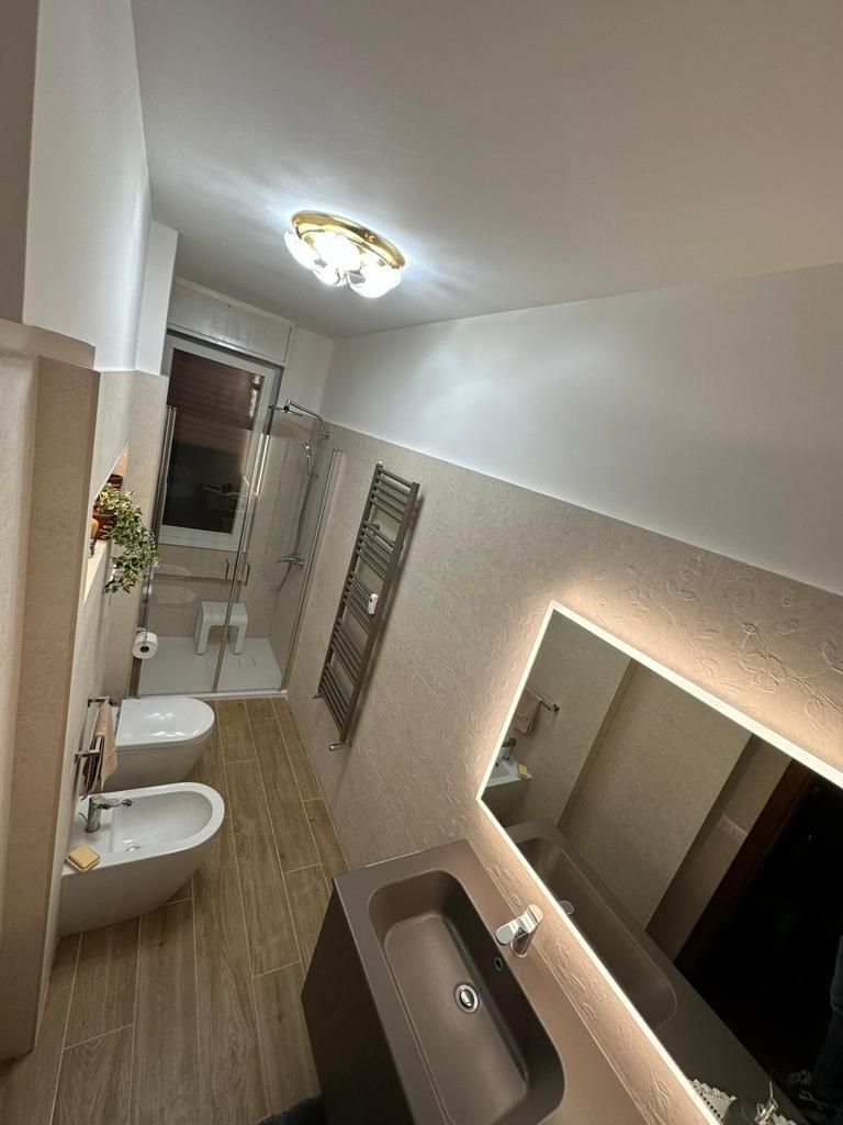 Pavimento in ceramica di alta qualità e piastrelle di design in un bagno ristrutturato a Roma.