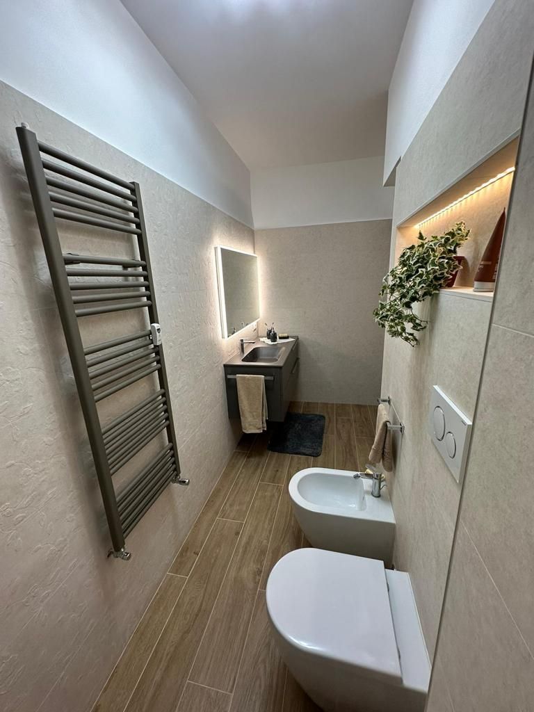Pavimento in ceramica di alta qualità e piastrelle di design in un bagno ristrutturato a Roma.