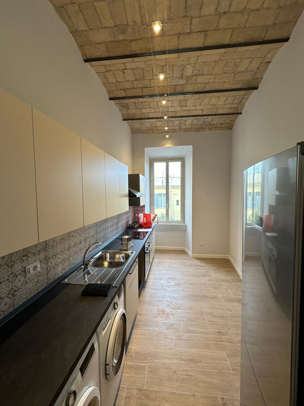 Cucina moderna con finiture eleganti, progettata per ottimizzare lo spazio.