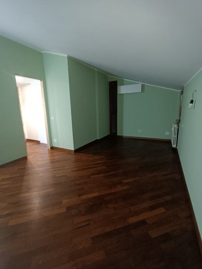 Pareti tinteggiate in bianco e pastello – restyling casa Olgiata