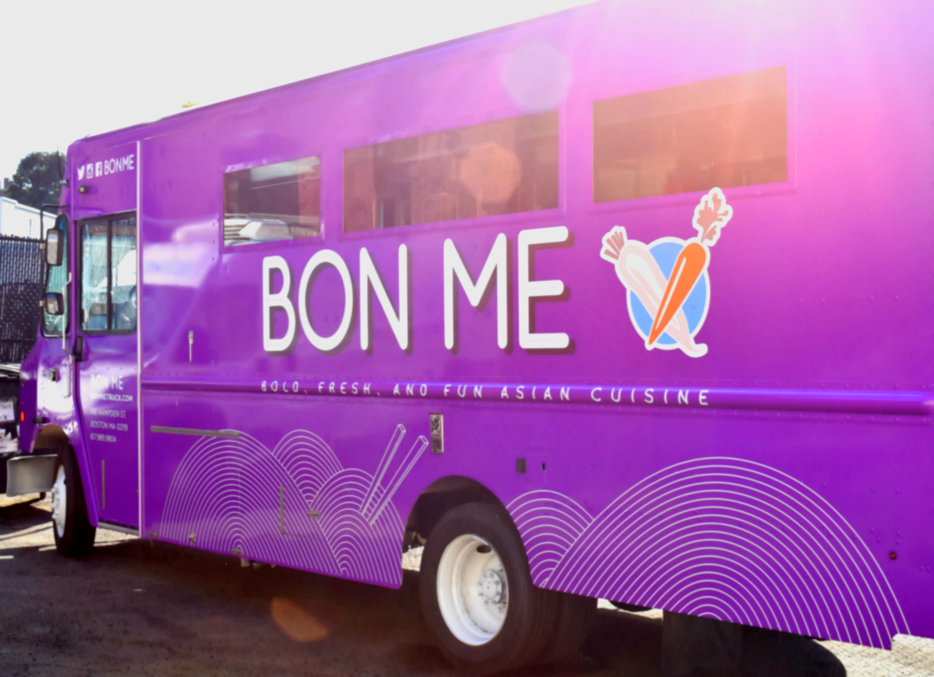 A purple food truck with the word bon me on the side