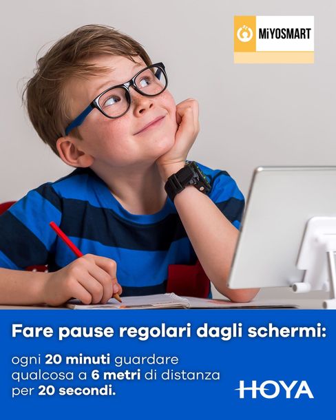 Occhiali da vista esposti, disposti su una parete bianca. Sono visibili montature di vari stili e colori.