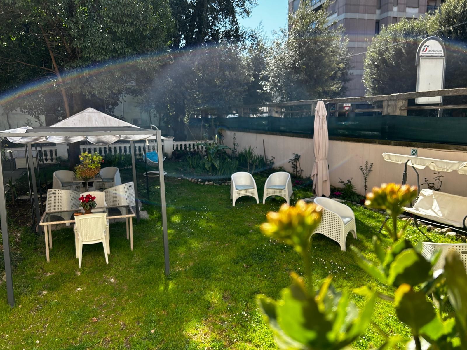 Un giardino con gazebo e sedie