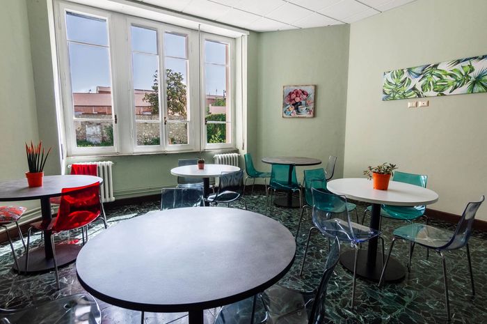 A room with many tables and chairs
