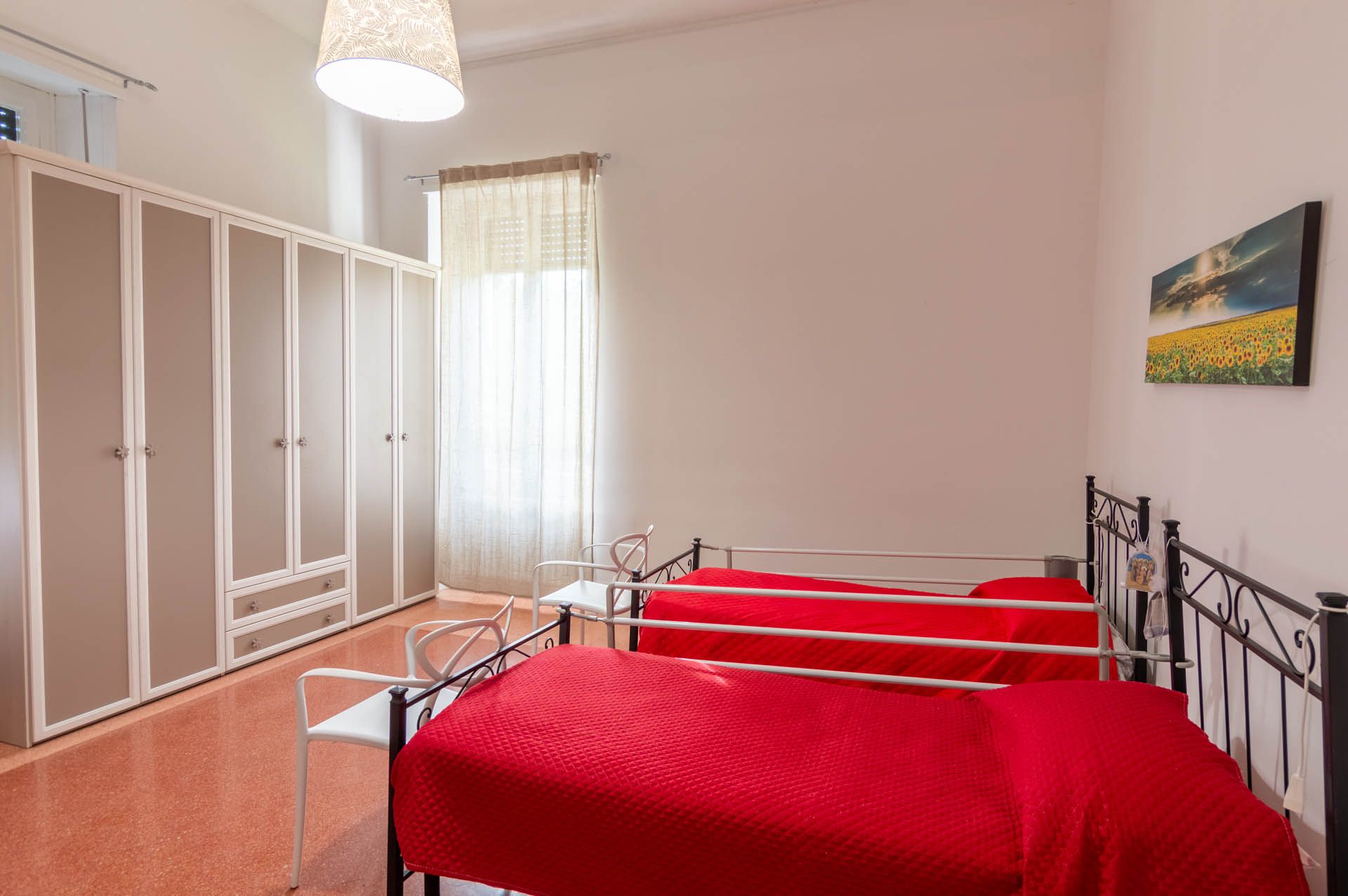 Una camera da letto con due letti e un quadro sul muro.