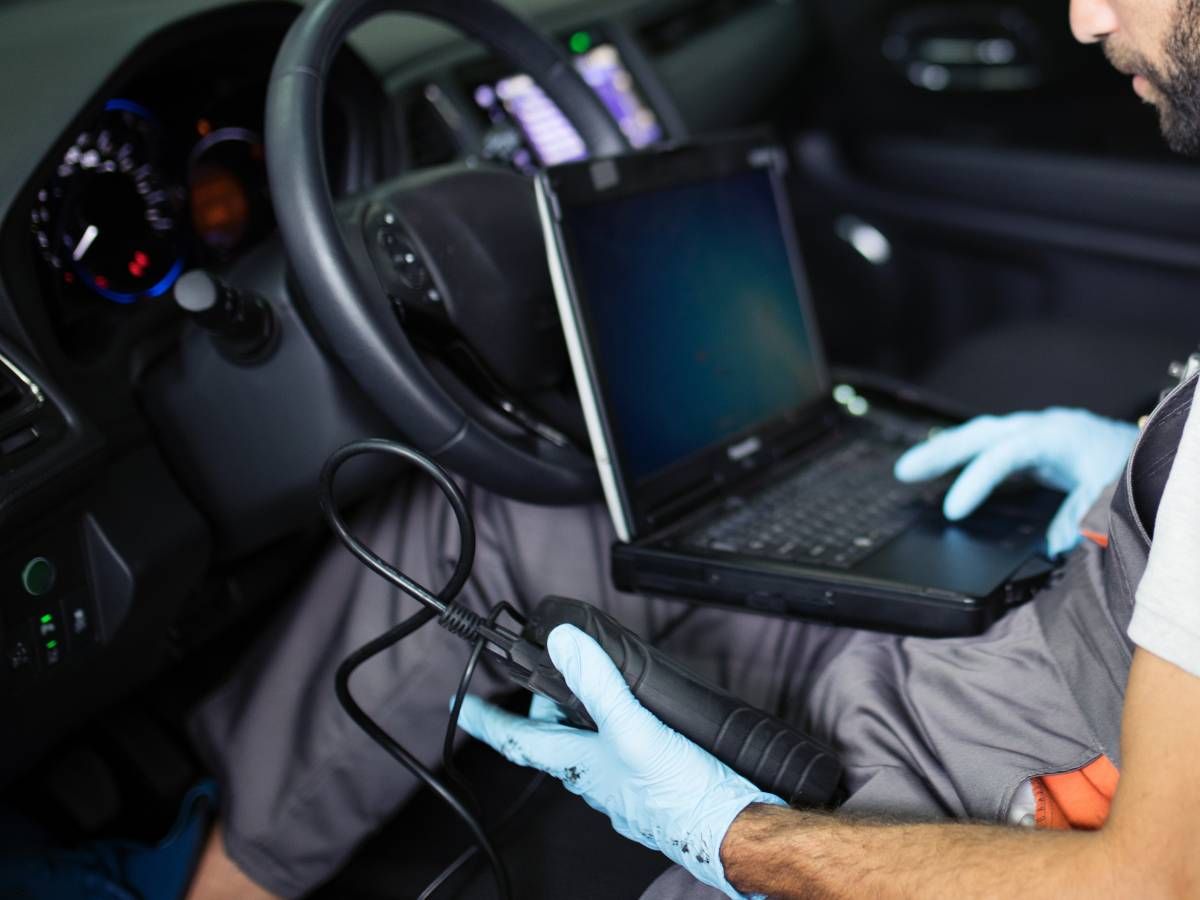 Mobile Mechanic Nuneaton carrying out car diagnostics