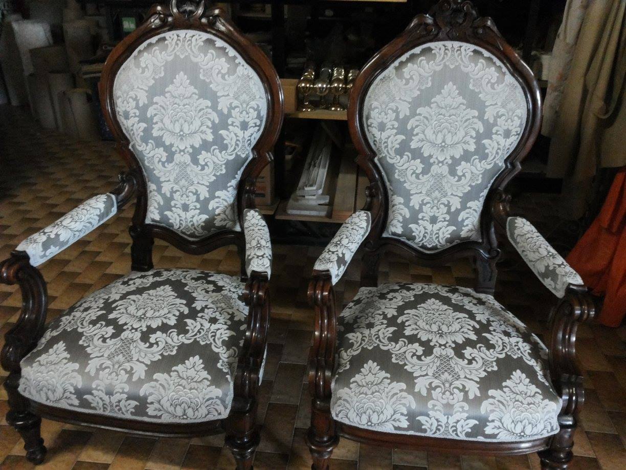 Due sedie decorate, imbottite, con tessuto damascato bianco e struttura in legno scuro.