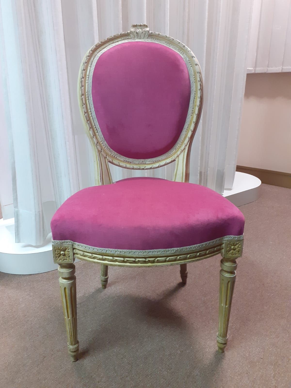 Sedia con schienale ovale, rivestimento in velluto rosa e rifiniture decorate in oro.