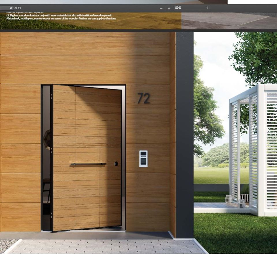 Porta d'ingresso in legno con numero civico 72, leggermente aperta su una facciata di casa moderna.