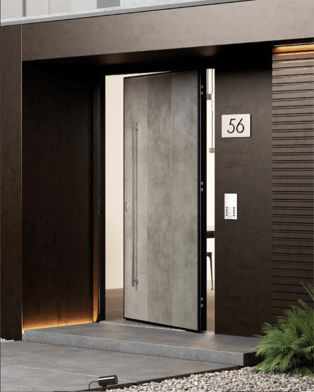Ingresso di una casa moderna con porta d'ingresso grigia parzialmente aperta e numero civico 56.