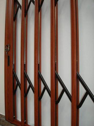 Cancello a soffietto in legno con traverse nere su sfondo bianco