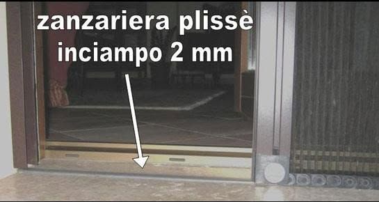 Zanzariera plissettata con soglia di 2 mm per porta scorrevole