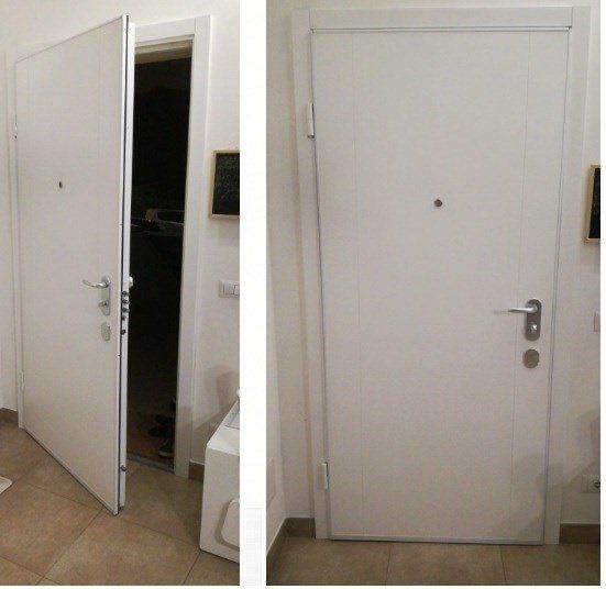Immagine prima e dopo di una porta bianca di un appartamento, prima aperta e poi chiusa, con maniglia argentata.