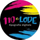 Logo circolare nero con pennellate di vernice rosa, gialla e blu che riportano le scritte “110 e LODE” e “tipografia digitale”