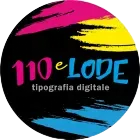 Logo circolare nero con pennellate di vernice rosa, gialla e blu che riportano le scritte “110 e LODE” e “tipografia digitale”