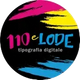 Logo circolare con “110 e LODE” in rosa e “tipografia digitale” su sfondo nero con striature di vernice al neon