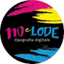 Logo circolare nero con pennellate di vernice rosa, gialla e blu che riportano le scritte “110 e LODE” e “tipografia digitale”