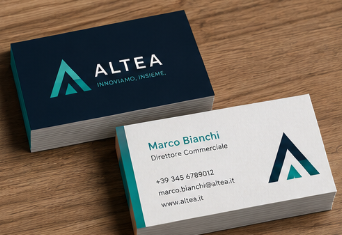 Biglietti da visita con il marchio ALTEA su base in legno, blu scuro e bianco con dettagli color verde acqua.