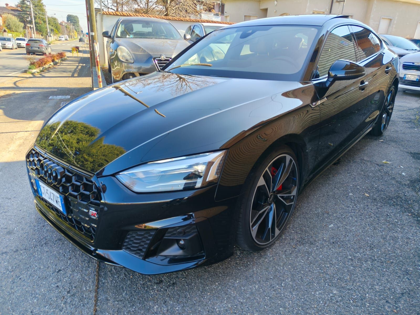 Audi S5 coupé nera parcheggiata all'aperto in una giornata di sole.
