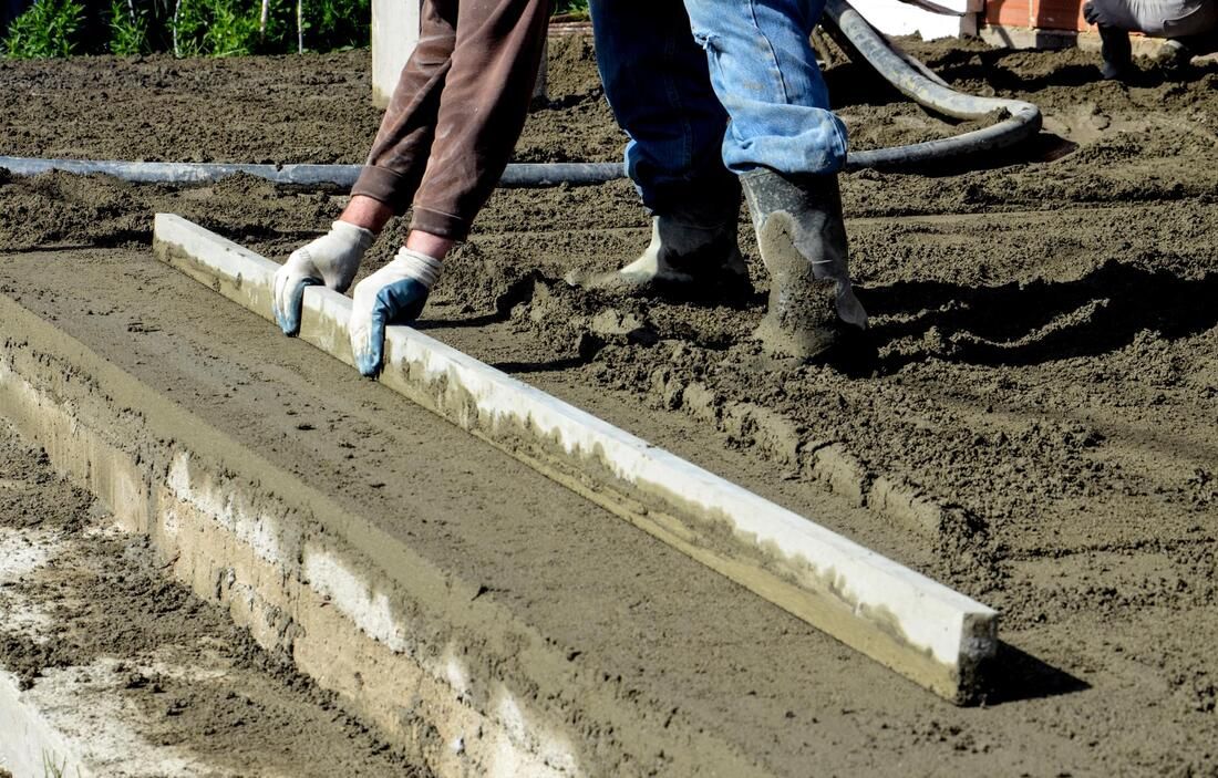 Concrete screeding