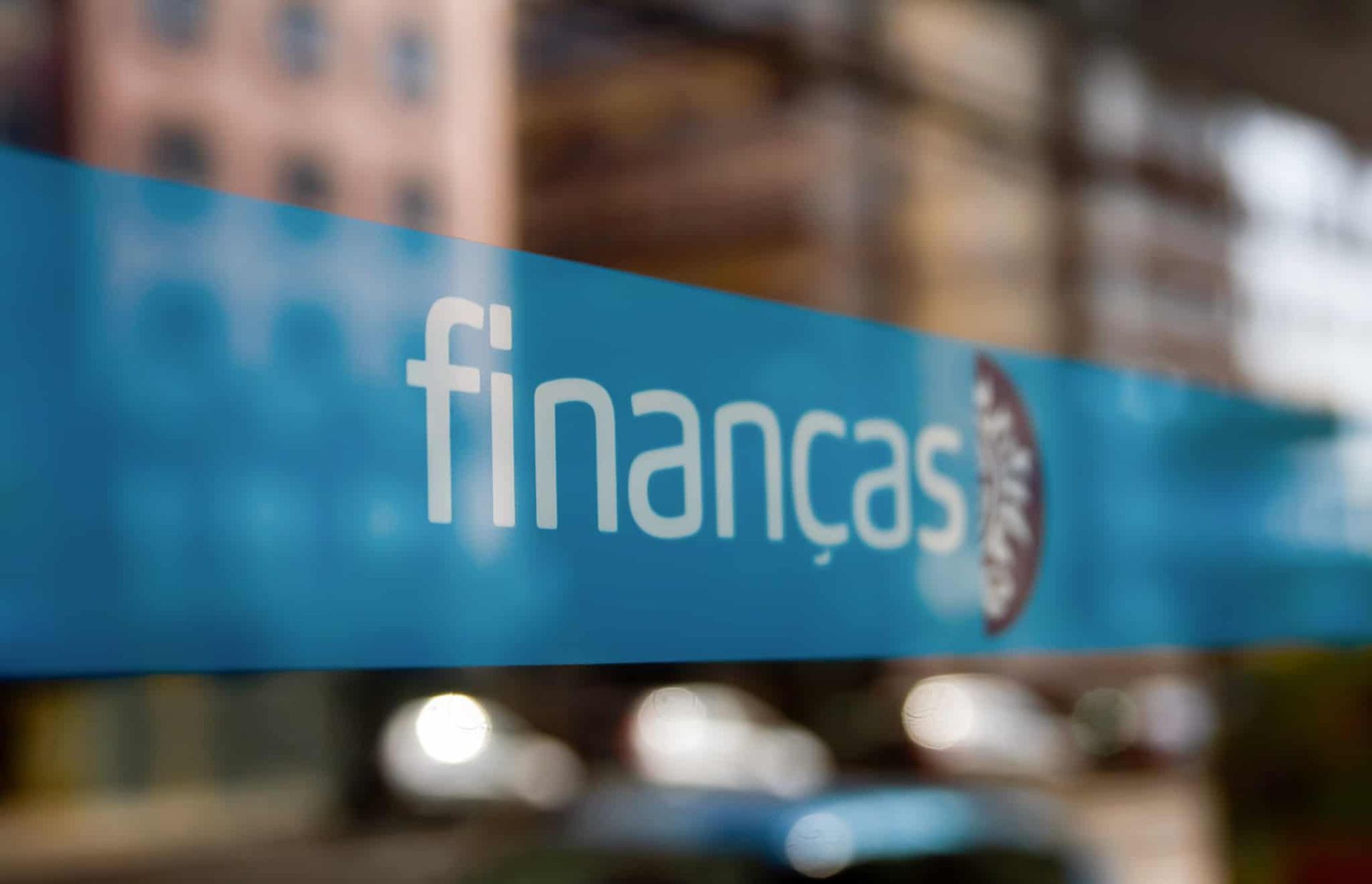 Façade d'un service des Finanças au Portugal, où se dépose la déclaration d'activité de location courte durée.