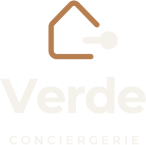 Logo de Verde Conciergerie avec un contour de maison beige clair et un texte beige pâle sur fond blanc
