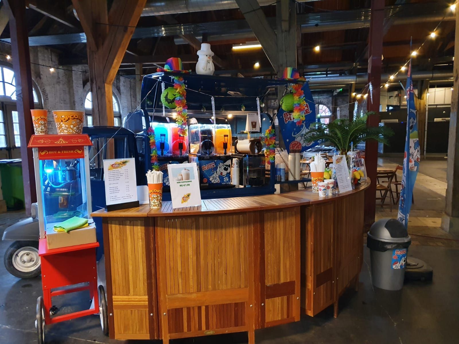 Houten bar in een overdekt café met kleurrijke decoratie
