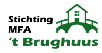 Logo voor Stichting MFA 't Brughuus met een groene brug en een huisicoon op een witte achtergrond.