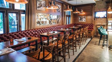 restaurant cleaning services image of an empty restaurant for a professional cleaning crew