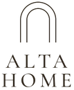 Logotipo de ALTA HOME con un icono de arco negro minimalista sobre texto con serifa.