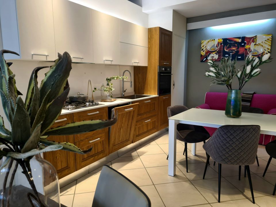 cucina in legno con pensili chiari