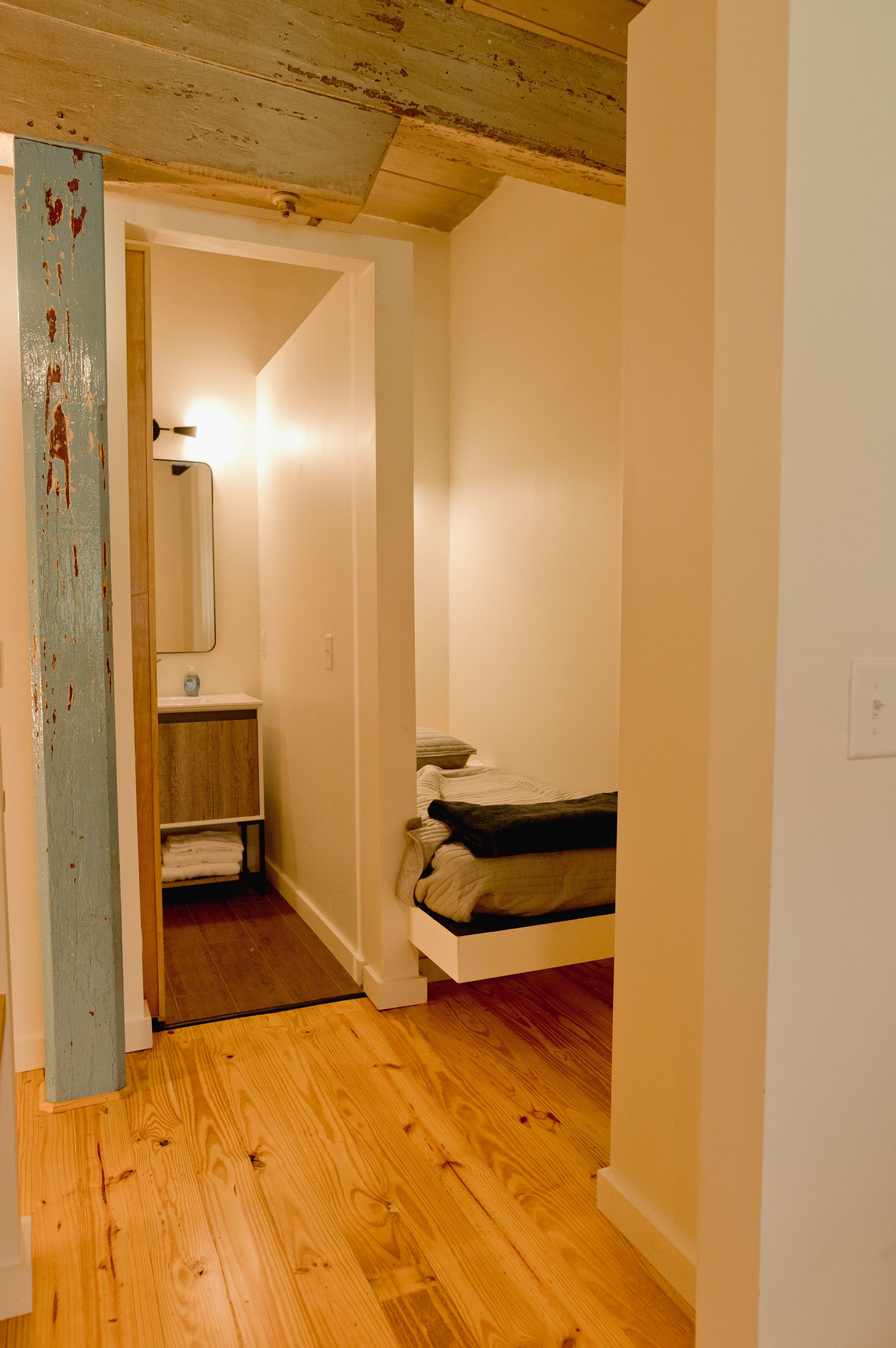 Dalton historic hotel room and bathroom