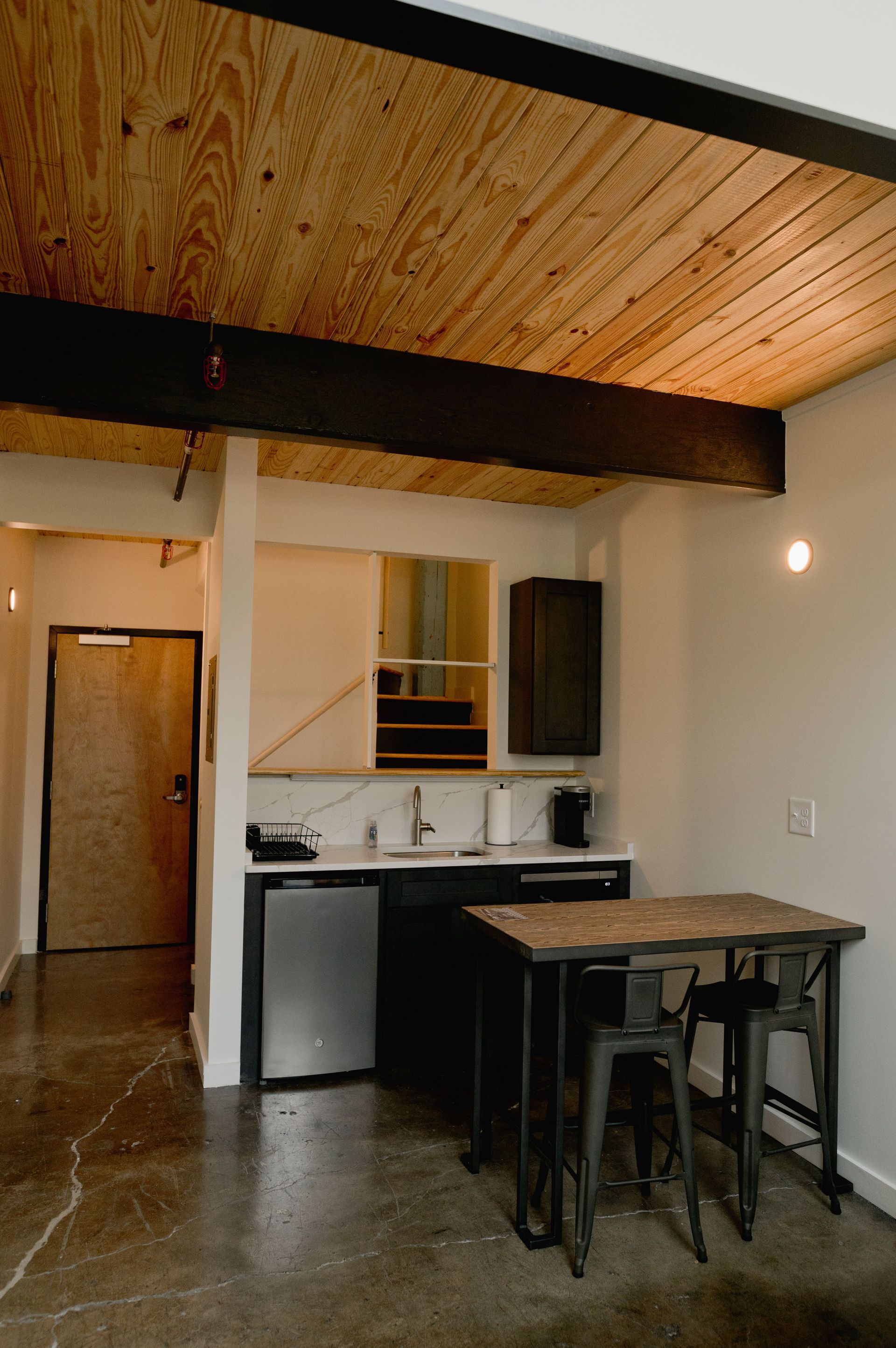 High kitchen ceilings in boutique hotel kitchenette