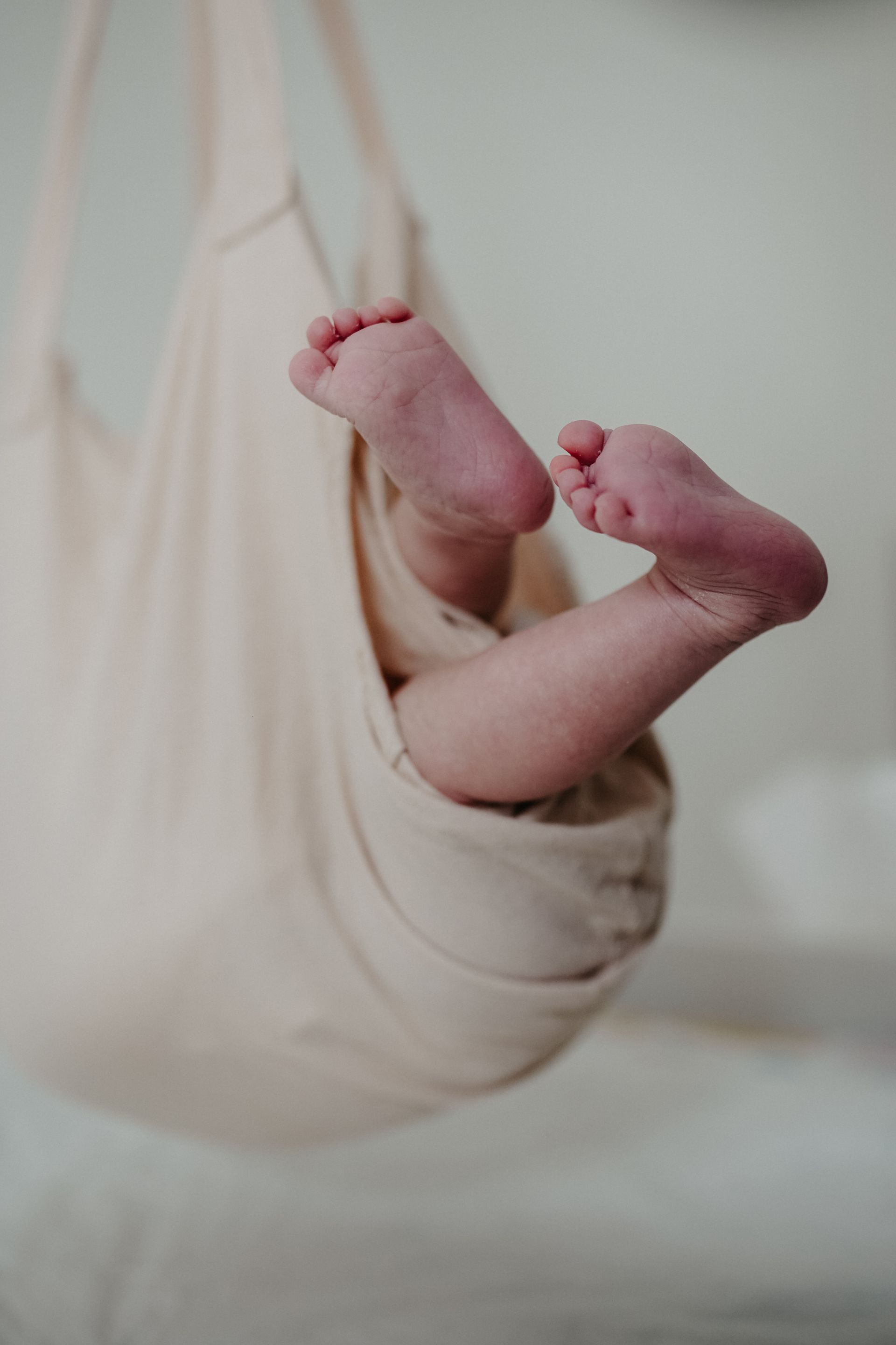 Eine Nahaufnahme der Füße eines Babys in einer Hängematte.
