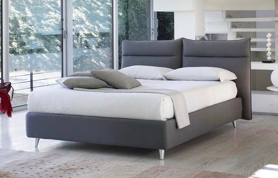 letto con materasso e cuscini di Tronu Arredamenti a Cagliari