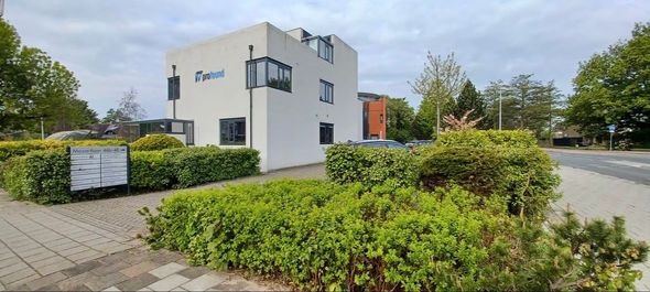 Kantoorgebouw met witte gevel, klokkentoren en blauwe lucht. clockhouse