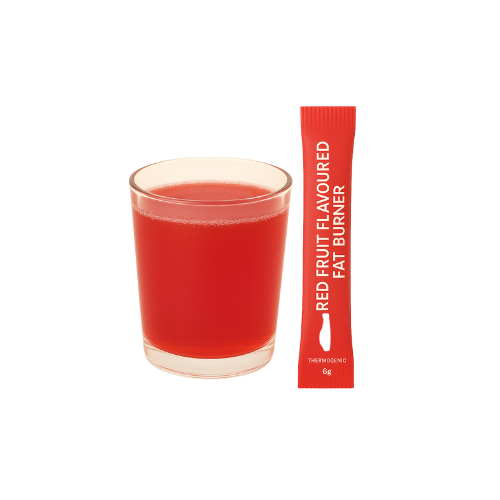 Een glas rode vloeistof naast een rood pakje met het opschrift 