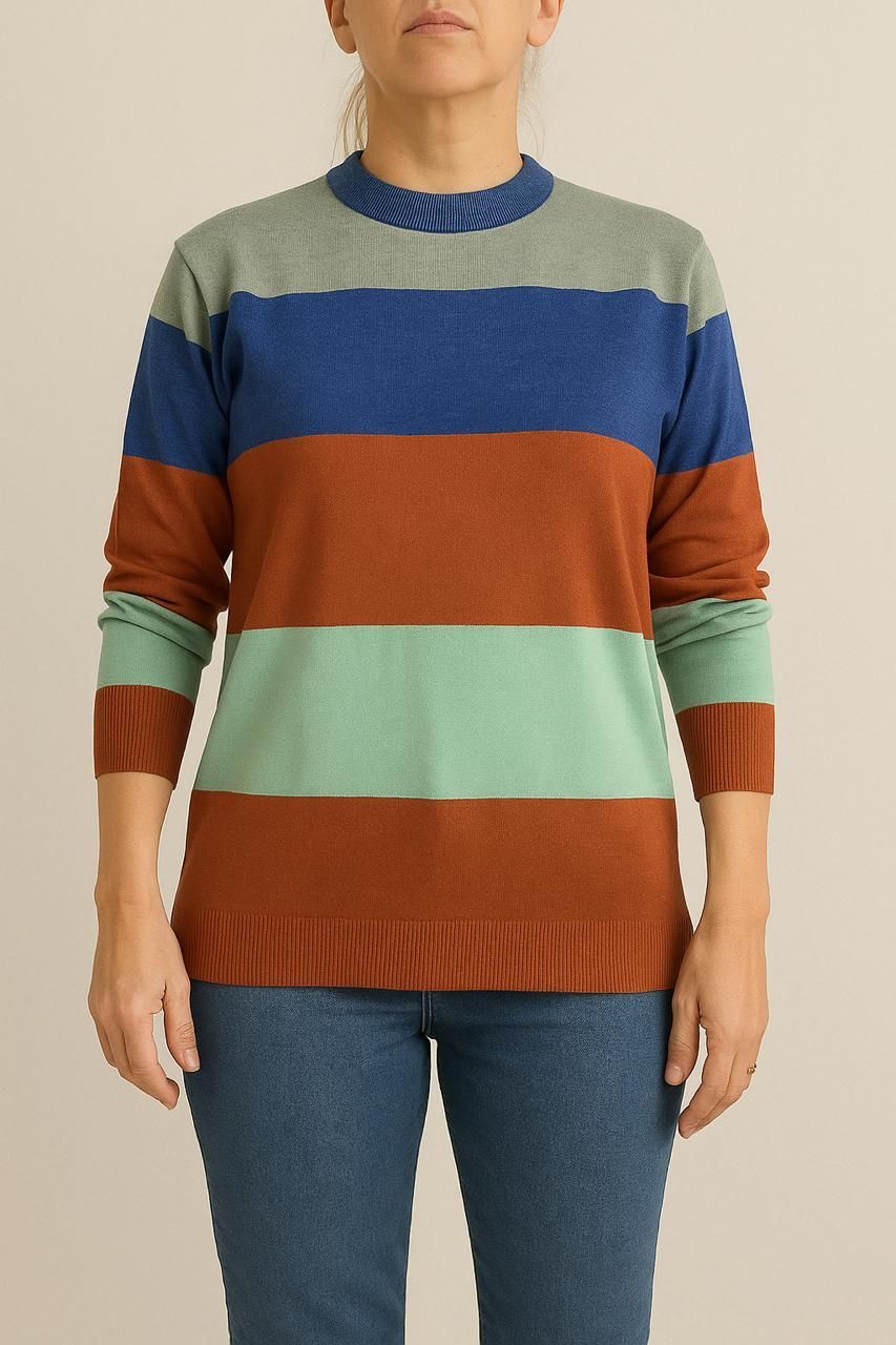 Persona que viste un suéter de rayas con bandas azules, verdes y marrones y pantalones vaqueros azules.