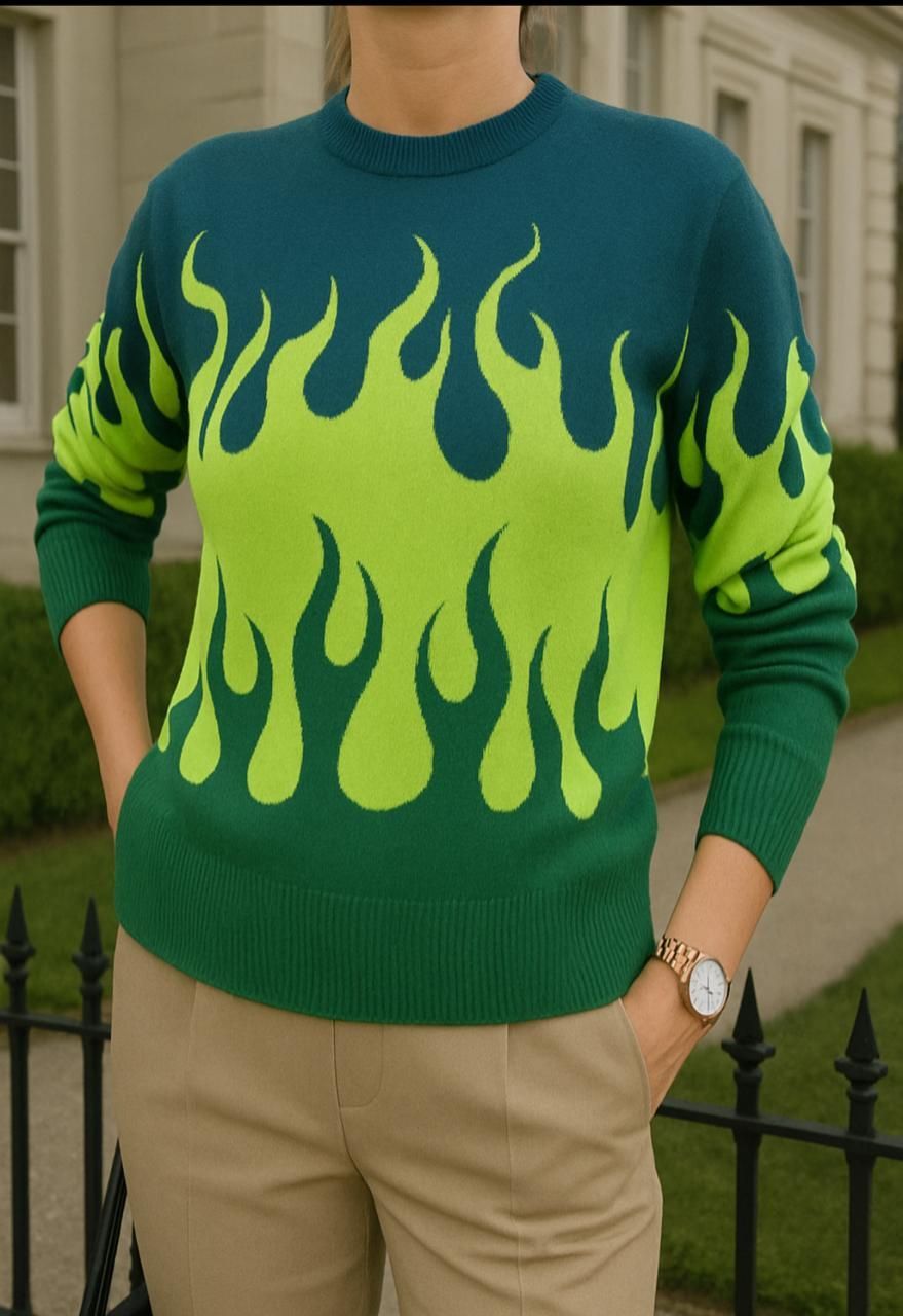 Persona que viste un suéter verde azulado con diseño de llamas verdes